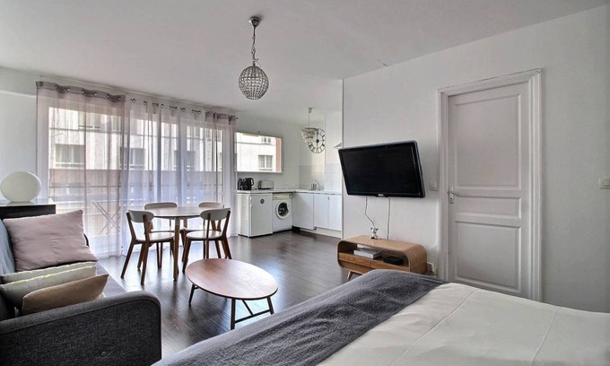 16th Arrondissement Apartment | 33 m² Apartment ∙ 2 guests