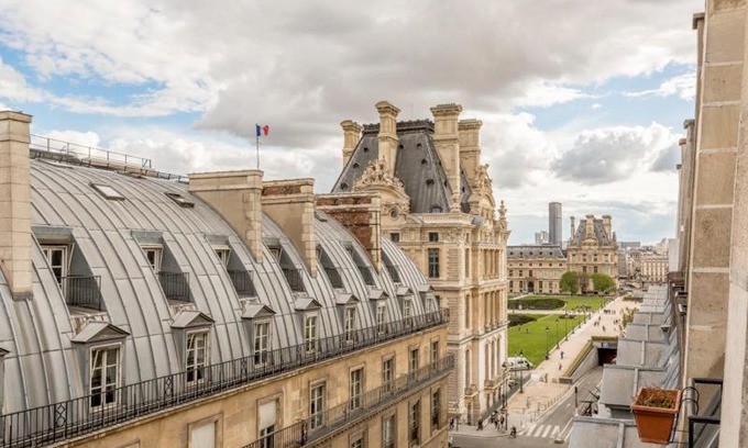 1st Arrondissement Apartment | Appartement avec vue imprenable sur le Louvre