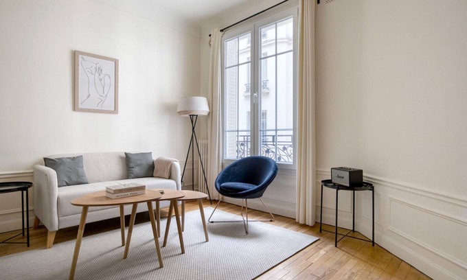 Auteuil Apartment | Blueground | La Marais, nr market & shopping