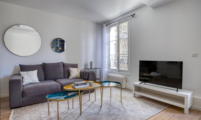 16th Arrondissement Apartment | Blueground | La Muette, elev, nr food & shops