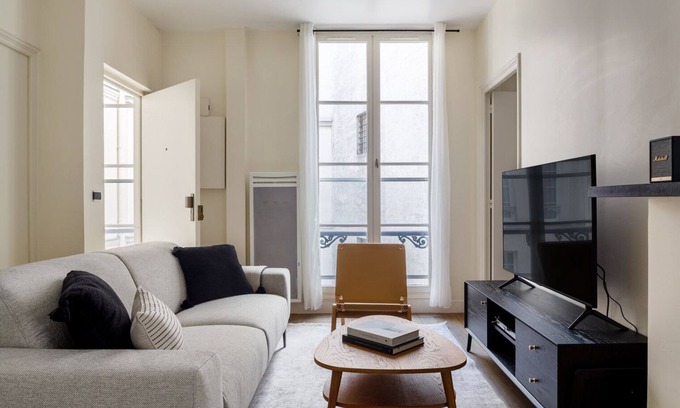 Madeleine Apartment | Blueground | Madeleine, elev, near art