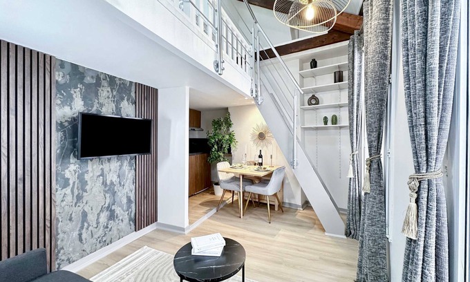 Amerique Apartment | Buttes-Chaumont: Stylish Stay in a Duplex