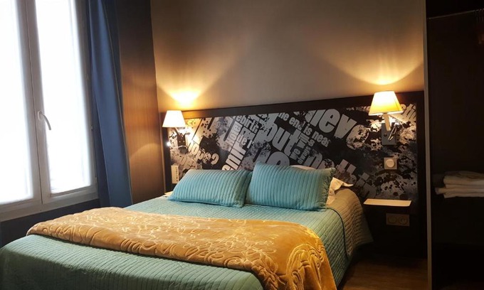 Les Puces de Saint-Ouen Hotel | Café Hôtel de l'Avenir