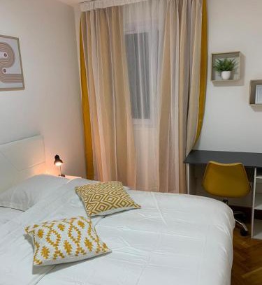 Bobigny Bed & Breakfast | Chambre Privée Face arrêt de Tram proche métro 5 Pablo Picasso, Chambres individuelles , La cuisine , le WC et la salle de bain sont en commun