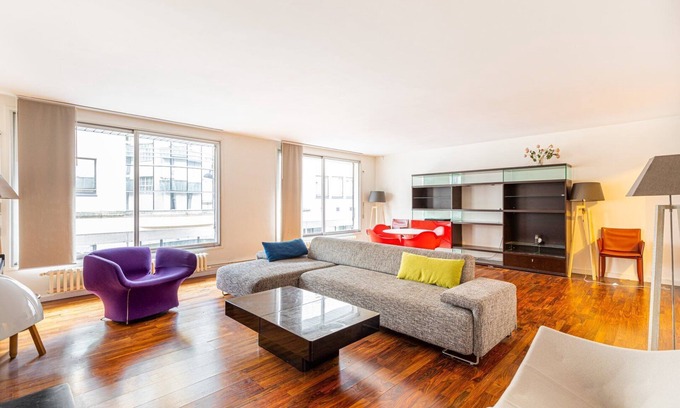 Quartier du Gros-Caillou Apartment | GuestReady - Red accents with Eiffel Tower views