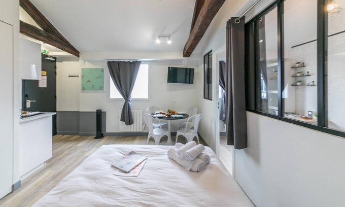 9th Arrondissement Apartment | Lafayette - Saint-Lazare 66: cosy apartment for 4