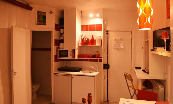 Combat Apartment | "Le RED", studio-apartment PARIS 19, sleeps 1 to 2