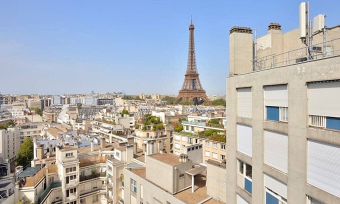 Grenelle Apartment | Top Floor Eiffel Tower View and High-speed Wi-Fi
