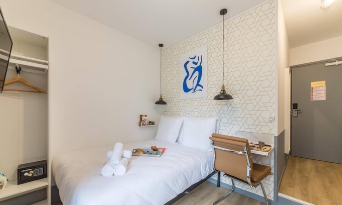 15th Arrondissement Apartment | Tour Eiffel - Saint-Charles 11: cosy flat for 2