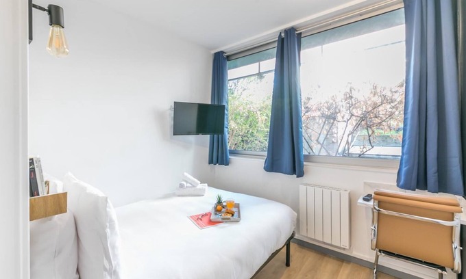 15th Arrondissement Apartment | Tour Eiffel - Saint-Charles 15: cosy flat for 2