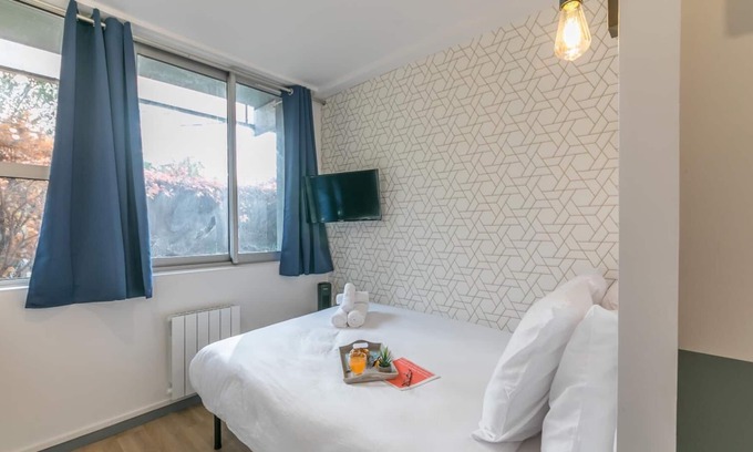 15th Arrondissement Apartment | Tour Eiffel - Saint-Charles 17: Apt. for 2