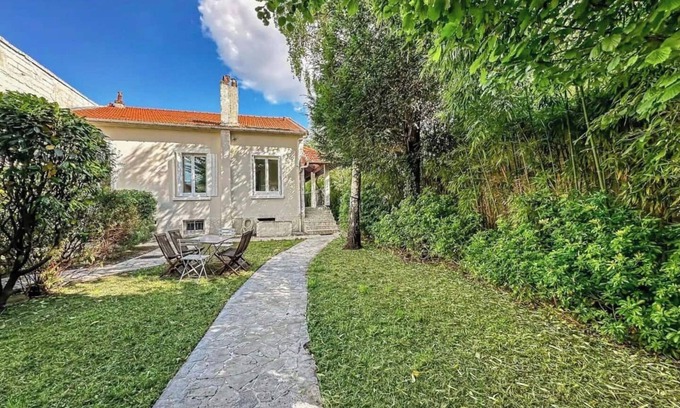 Bobigny House | Villa with trees at the gates of Paris