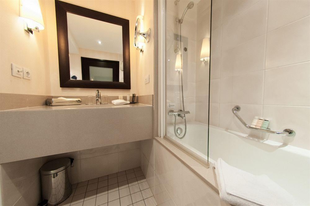 Photo of Bathroom in Republique–Point-du-Jour