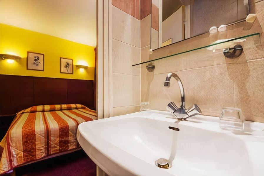 Photo of Bathroom in Combat