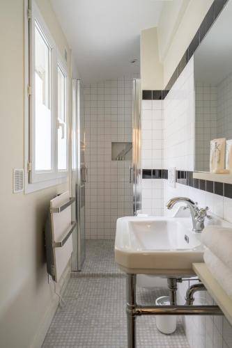 Photo of Bathroom in Quartier de la Folie-Mericourt