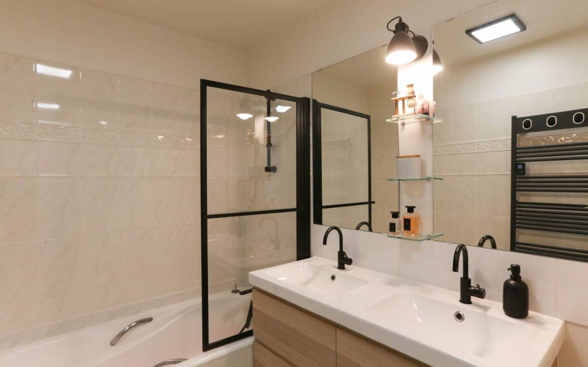 Photo of Bathroom in Combat