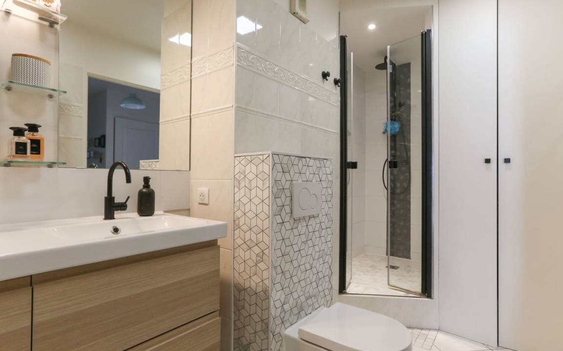 Photo of Bathroom in Combat