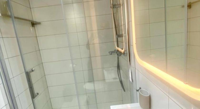Photo of Bathroom in Les Pavillons-sous-Bois