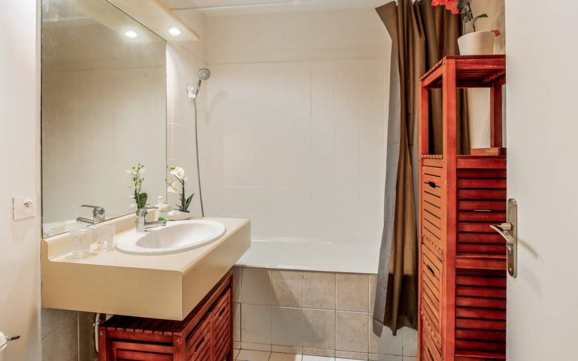 Photo of Bathroom in Les Lilas