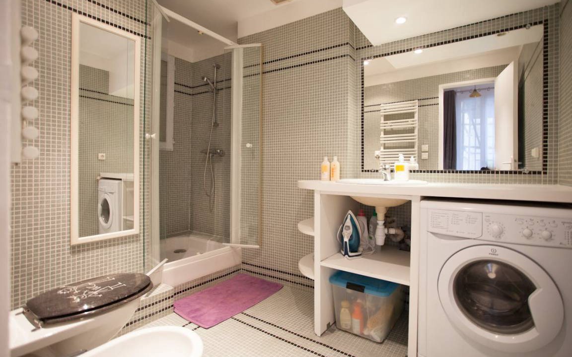 Photo of Bathroom in Quartier de la Folie-Mericourt