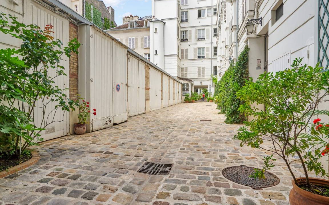 Photo of Others in Quartier de l'Ecole-Militaire