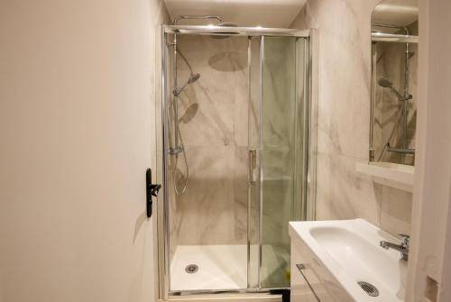 Photo of Bathroom in Quartier de la Folie-Mericourt