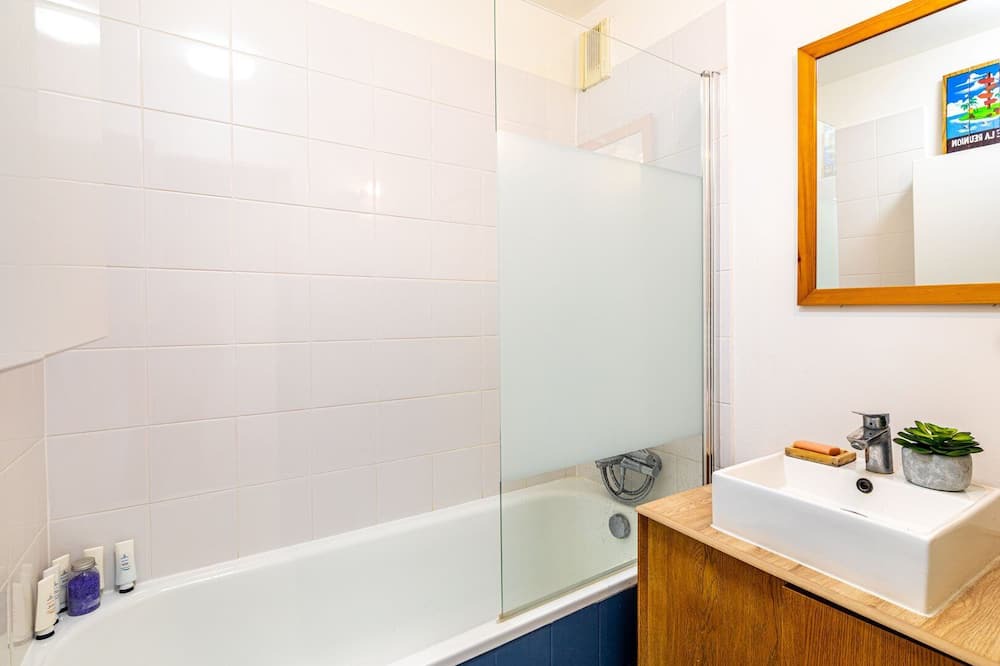 Photo of Bathroom in Les Lilas