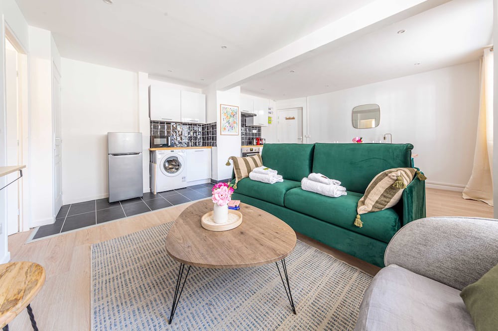 Photo of Livingroom in Republique–Point-du-Jour