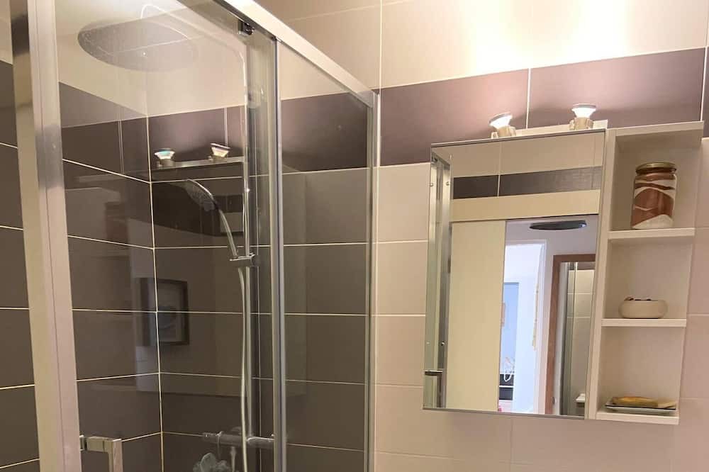 Photo of Bathroom in Combat
