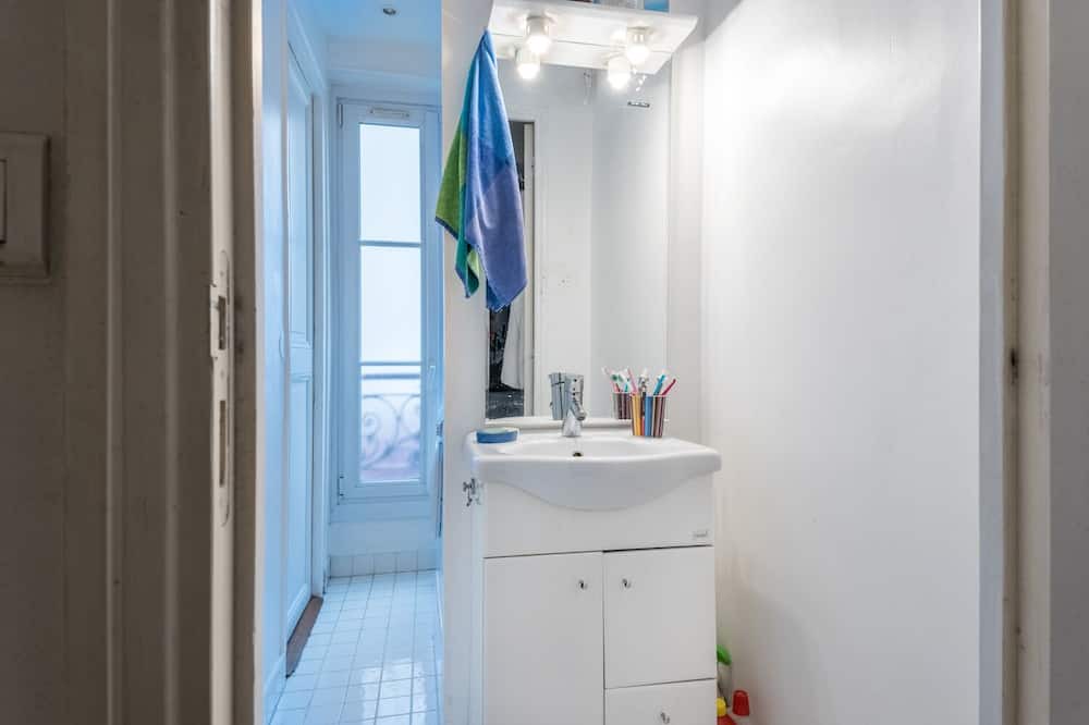 Photo of Bathroom in Quartier de la Folie-Mericourt