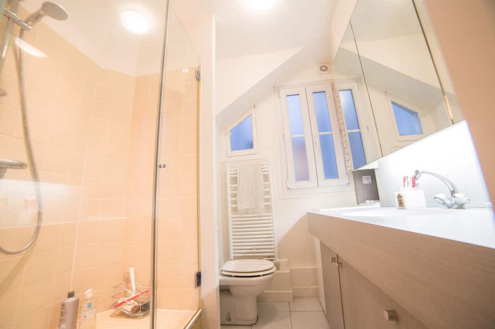 Photo of Bathroom in Quartier de la Folie-Mericourt