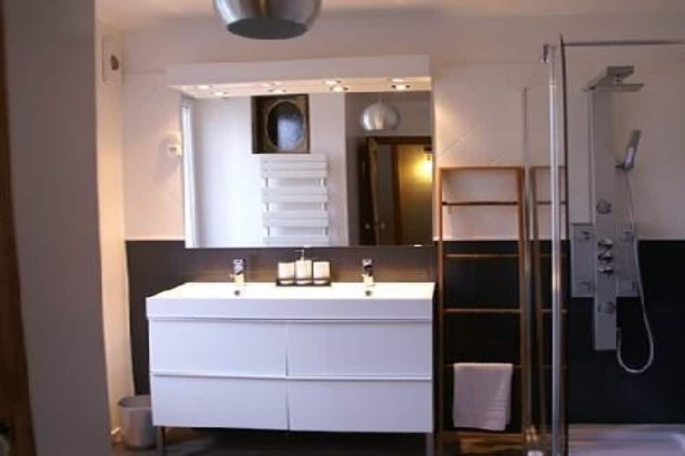Photo of Bathroom in Quincy-Voisins