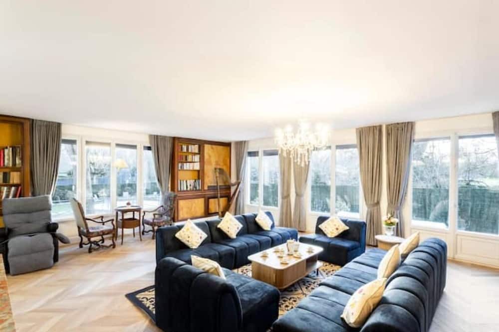 Photo of Livingroom in Sceaux
