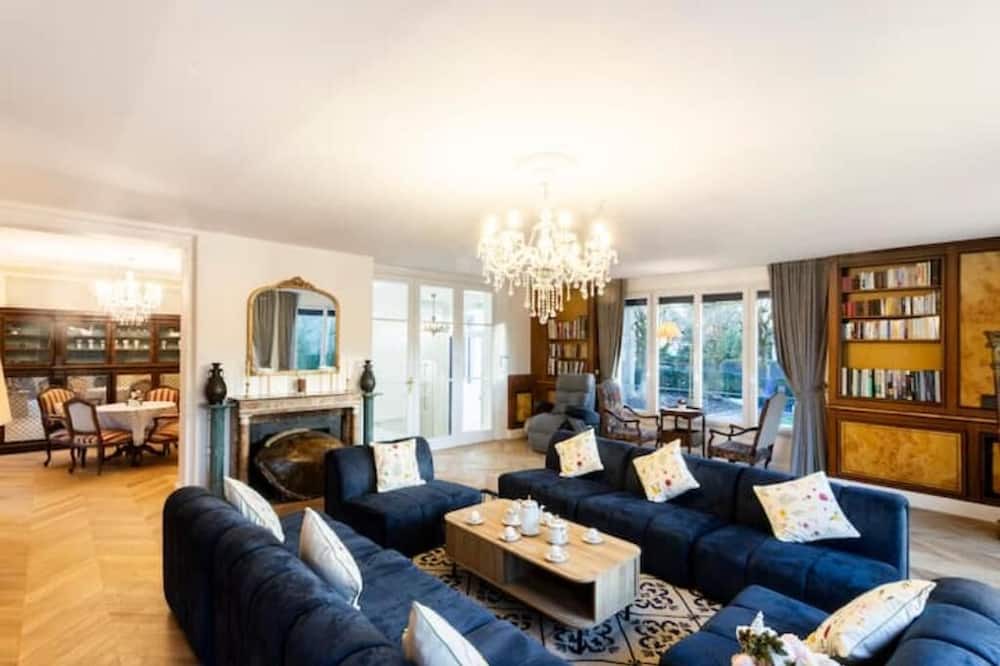 Photo of Livingroom in Sceaux