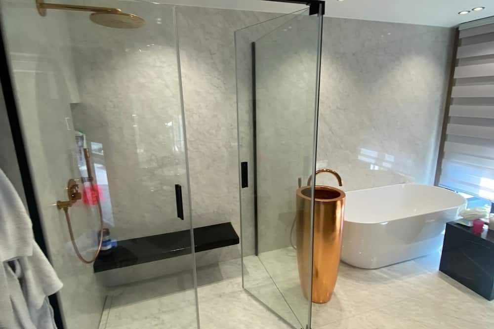 Photo of Bathroom in La Varenne Saint-Hilaire
