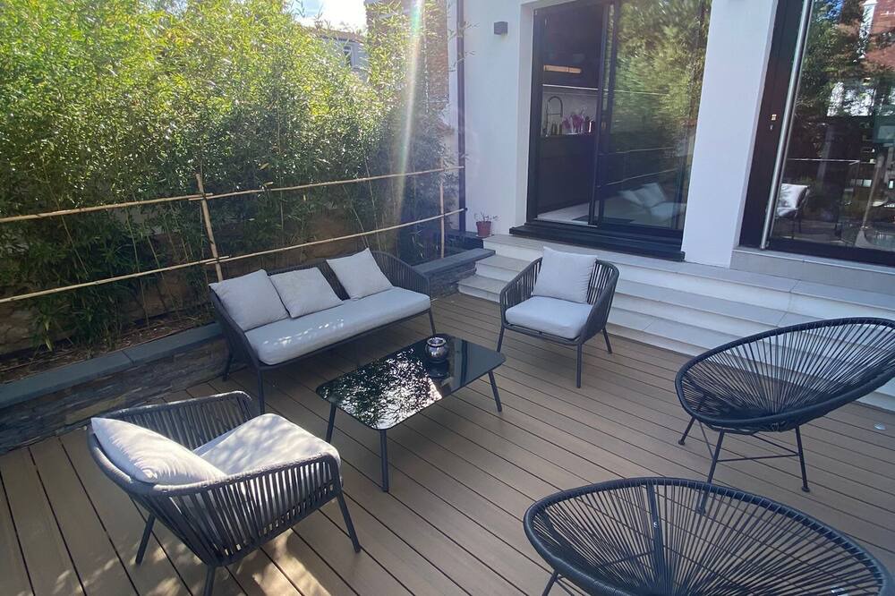 Photo of Patio Balcony in La Varenne Saint-Hilaire