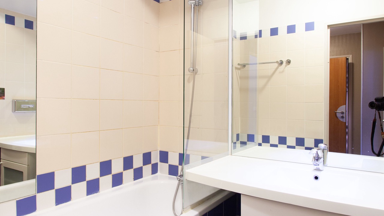 Photo of Bathroom in Combat