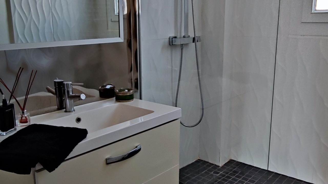 Photo of Bathroom in Saint-Fargeau