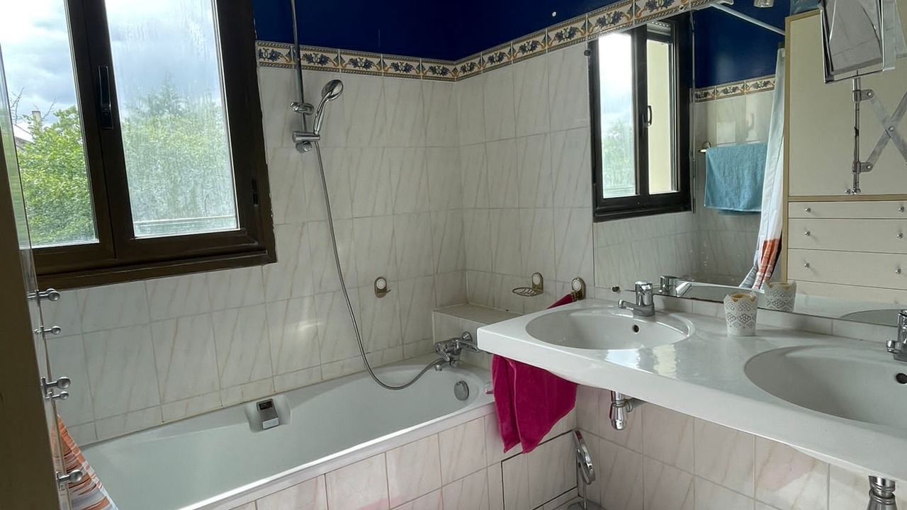 Photo of Bathroom in Le Parc Saint-Maur
