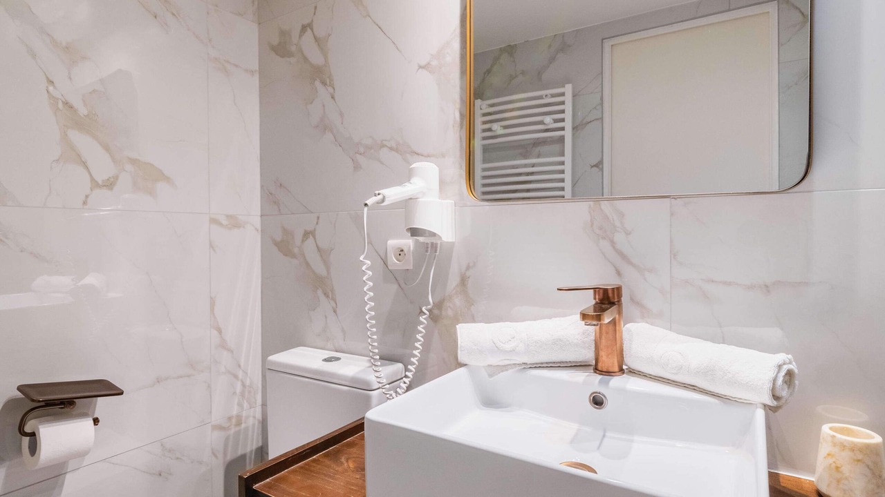 Photo of Bathroom in Combat