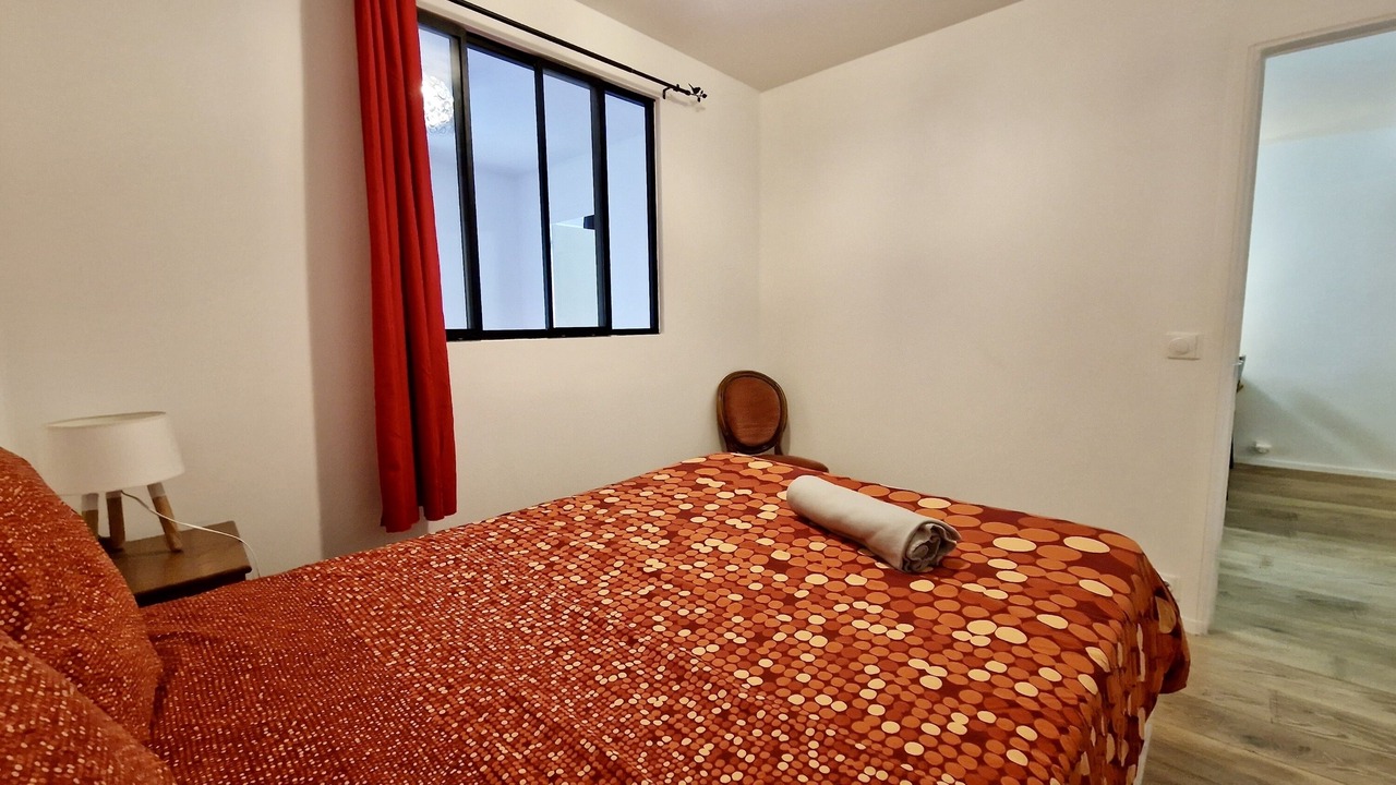 Photo of Bedroom in 9th Arrondissement