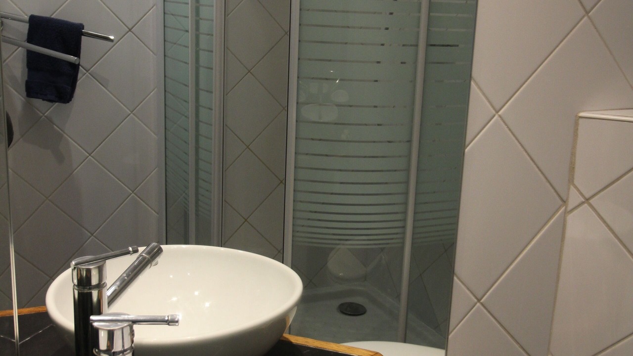 Photo of Bathroom in Quartier de la Folie-Mericourt