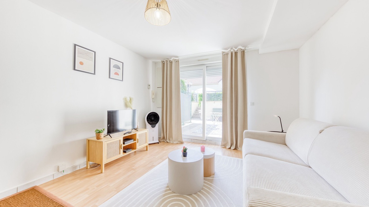 Photo of Livingroom in Plateau - Mont-Valerien
