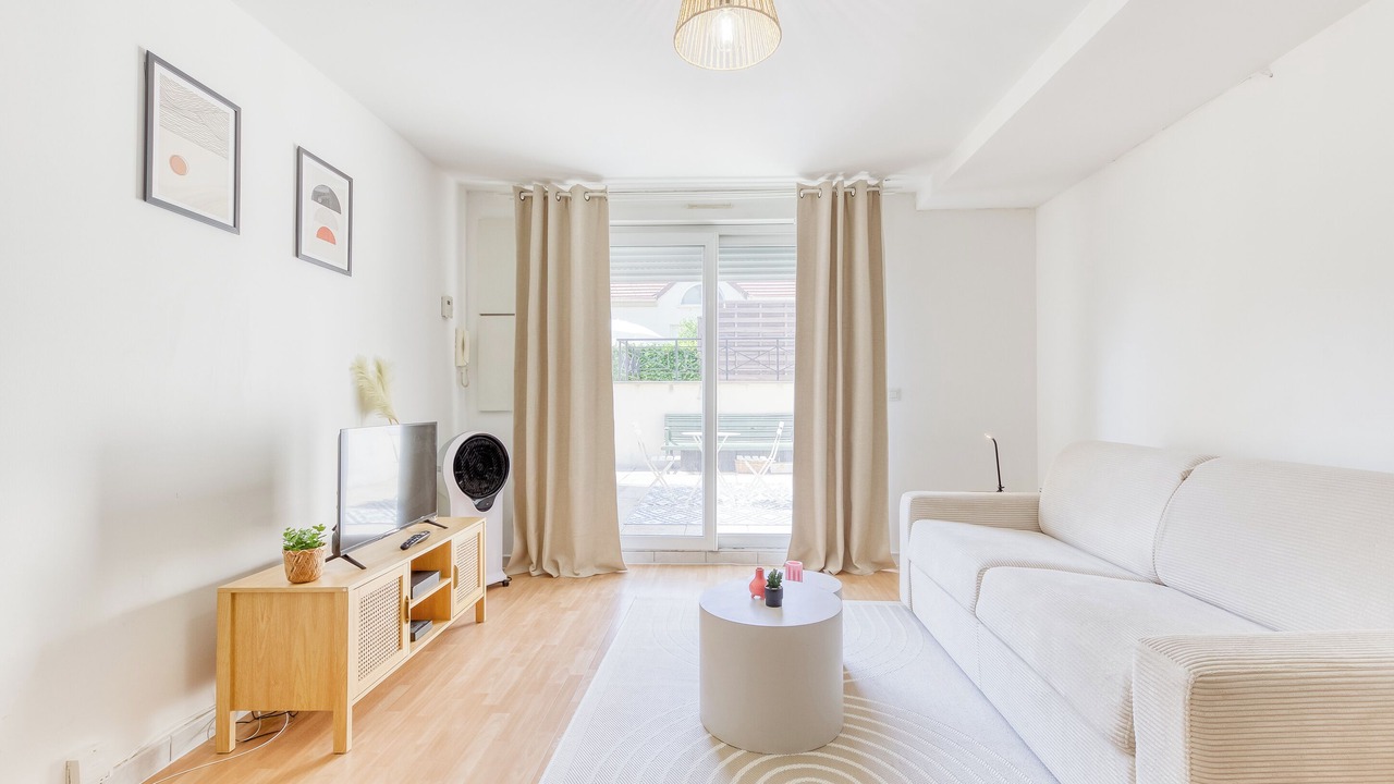 Photo of Livingroom in Plateau - Mont-Valerien