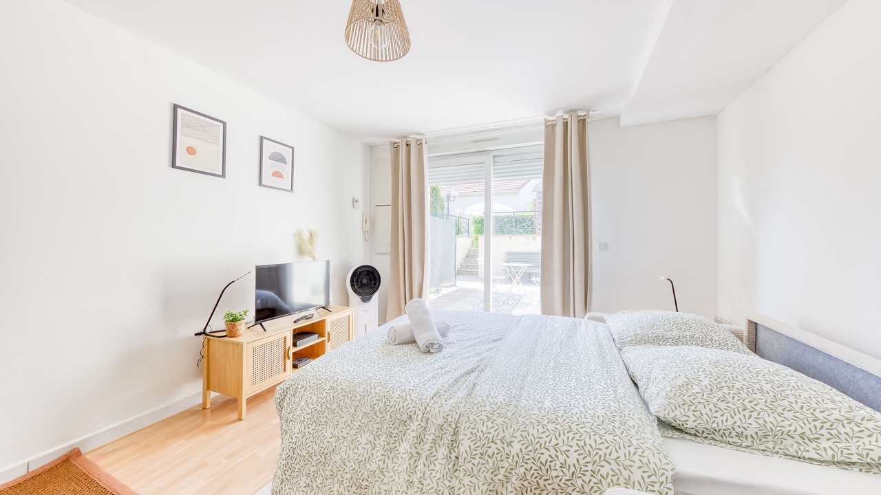 Photo of Bedroom in Plateau - Mont-Valerien
