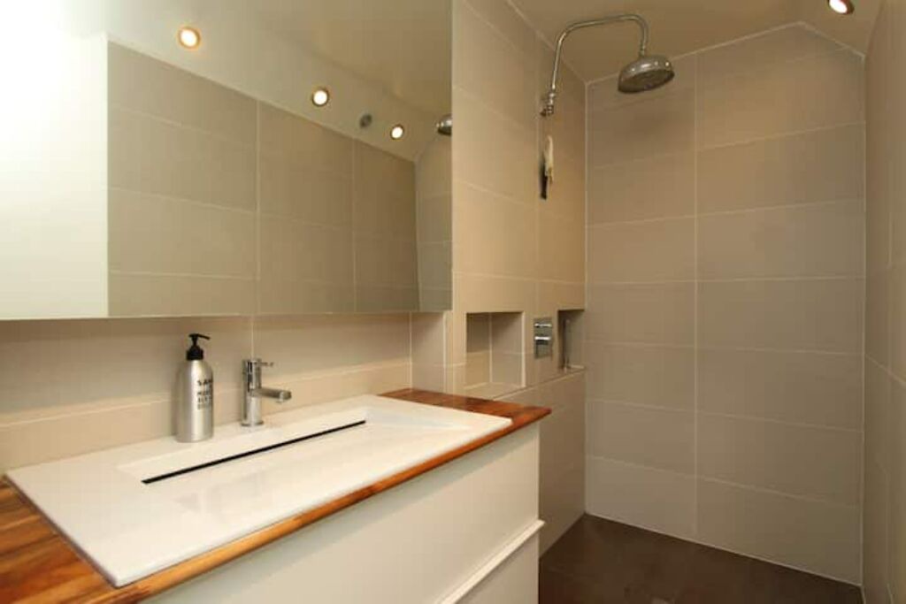 Photo of Bathroom in Combat