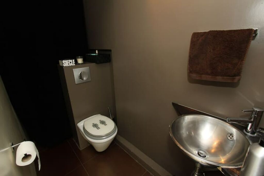 Photo of Bathroom in Combat
