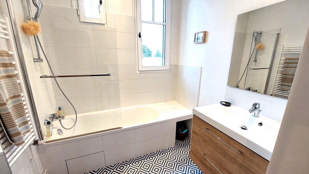 Photo of Bathroom in Garches