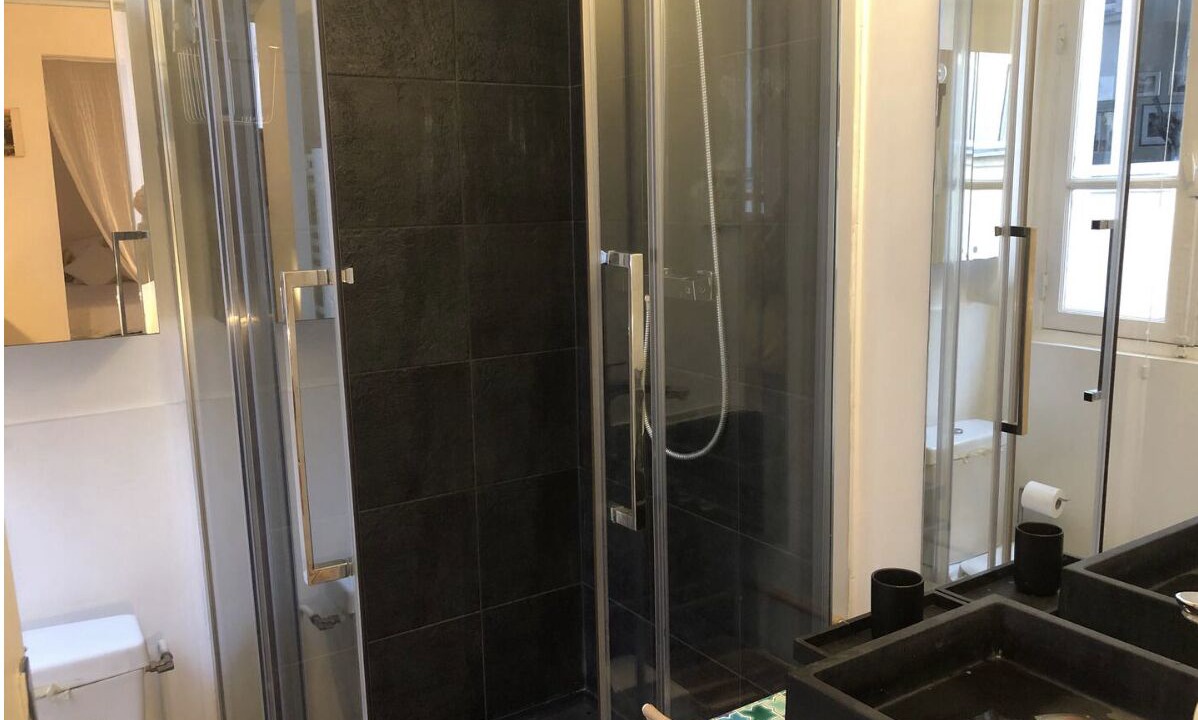 Photo of Bathroom in Quartier de la Folie-Mericourt