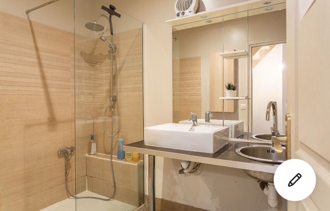 Photo of Bathroom in Colombes